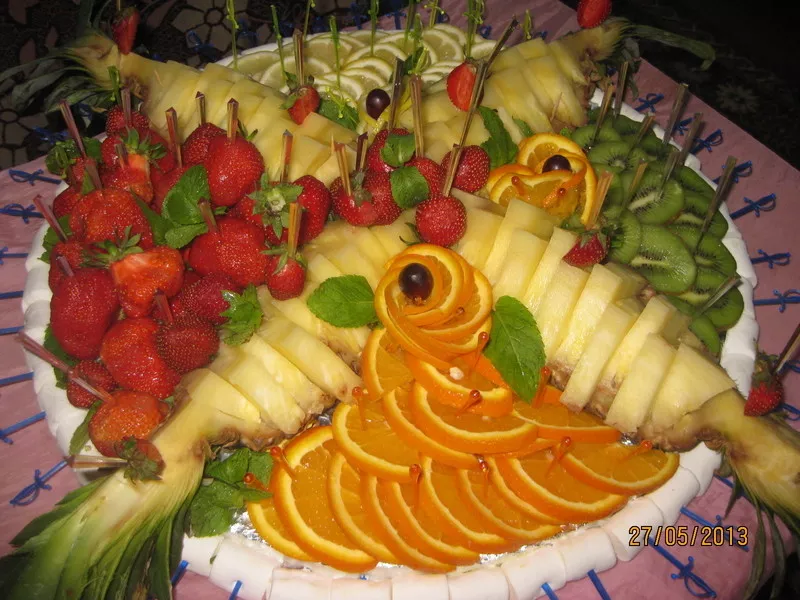 Свадебные фруктово-ягодные композиции с элементами карвинга 6