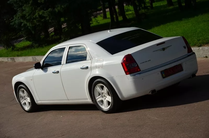 Прокат Chrysler 300C Белого цвета в Житомире 2