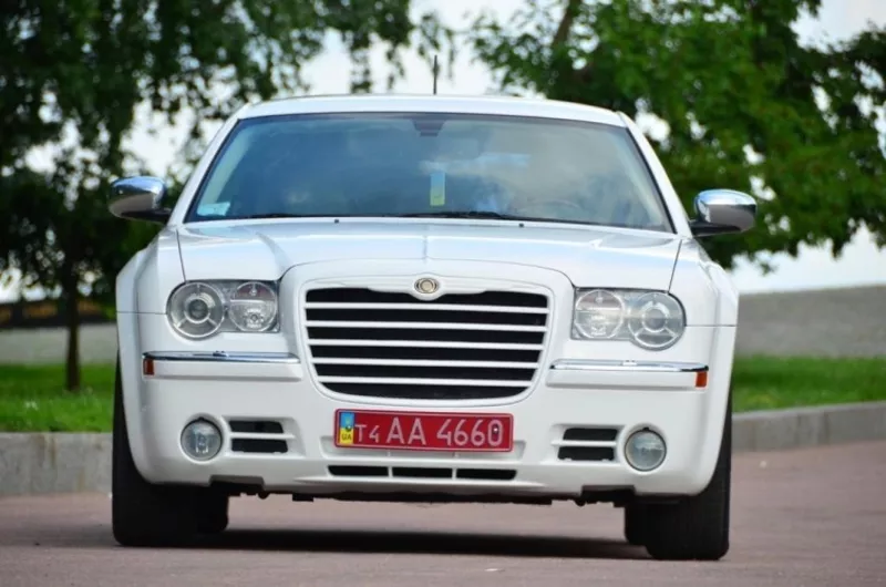 Прокат Chrysler 300C Белого цвета в Житомире 3
