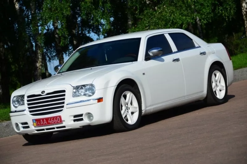 Прокат Chrysler 300C Белого цвета в Житомире 4