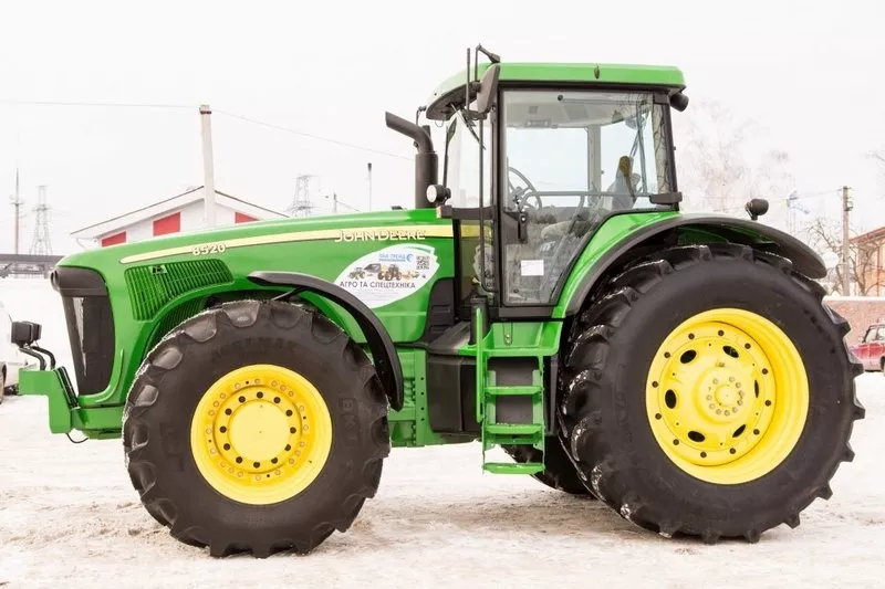 Колёсный трактор John Deere 8520