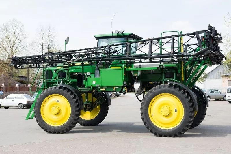 Самоходный опрыскиватель John Deere 4730 