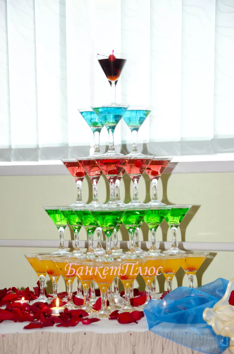 Пирамида из бокалов шампанского (горка) на свадьбе. 3