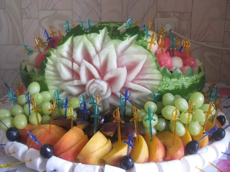 Свадебные фруктово-ягодные композиции с элементами карвинга 3