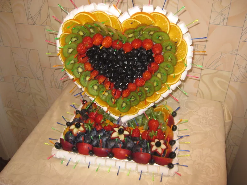Свадебные фруктово-ягодные композиции с элементами карвинга 2