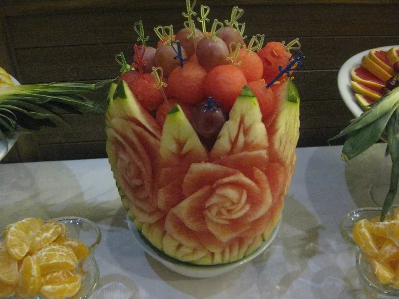 Свадебные фруктово-ягодные композиции с элементами карвинга 9