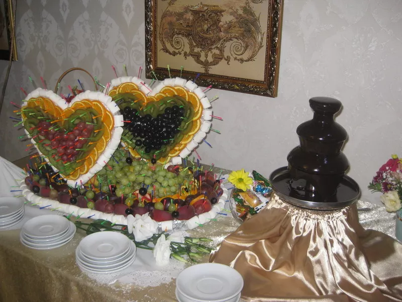 Свадебные фруктово-ягодные композиции с элементами карвинга